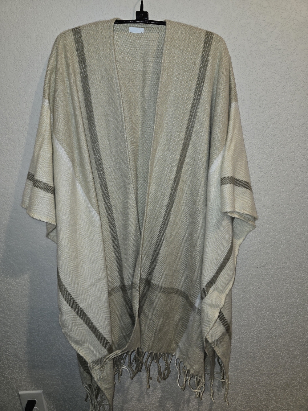 Women's Plaid Herringbone Fringe Poncho Ruana Wrap Cardigan Tan Cream